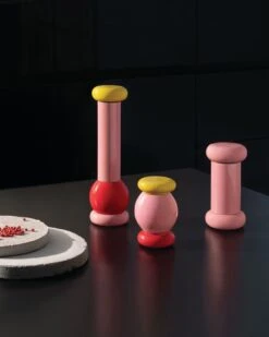 Alessi Pepermolen Twergi - MP0210 2 - Roze - Door Ettore Sottsass -Cuisine Et Table 02 MP0210 1296x 1