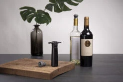 Vacu Vin Wijnpomp Met 2 Wijnstoppers - Wine Saver - Zwart -Cuisine Et Table 09814606 Wine Saver Black 1 Pump 2 Stoppers Lifestyle scaled 1