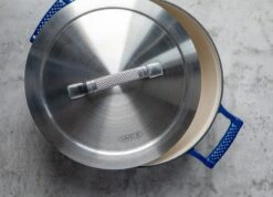 Saveur Selects Hapjespan Voyage - Classic Blue - ø 25 Cm / 3.3 Liter - Geëmailleerde Anti-aanbaklaag -Cuisine Et Table 1 3 11 scaled 1