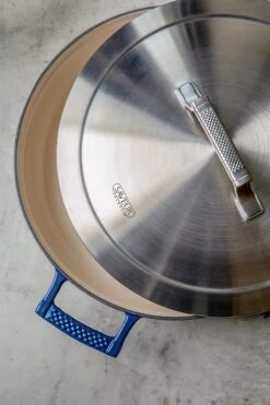 Saveur Selects Hapjespan Voyage - Classic Blue - ø 30 Cm / 4.2 Liter - Geëmailleerde Anti-aanbaklaag -Cuisine Et Table 1 3 13 scaled 1