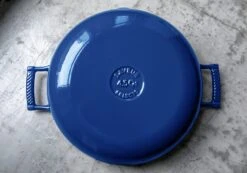 Saveur Selects Hapjespan Voyage - Classic Blue - ø 30 Cm / 4.2 Liter - Geëmailleerde Anti-aanbaklaag -Cuisine Et Table 1 5 13 scaled 1