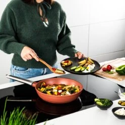 Westinghouse Pannenset Performance (Koekenpan ø 24 En 28 Cm + Steelpan ø 18 Cm) - Rood - Inductie En Alle Andere Warmtebronnen 11 Westinghouse Pannenset Performance (Koekenpan ø 24 En 28 Cm + Steelpan ø 18 Cm) - Rood - Inductie En Alle Andere Warmtebronnen -Cuisine Et Table 1200x1200 59