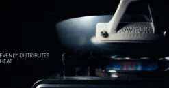 Saveur Selects Pannenset - Carbon Steel (Wokpan ø 35 Cm + Koekenpan ø 30 Cm) - Inductie En Alle Andere Warmtebronnen -Cuisine Et Table 1200x629 1