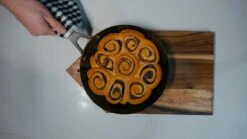 Saveur Selects Pannenset - Carbon Steel (Wokpan ø 35 Cm + Koekenpan ø 30 Cm) - Inductie En Alle Andere Warmtebronnen -Cuisine Et Table 1200x675 2