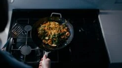 Saveur Selects Pannenset - Carbon Steel (Wokpan ø 35 Cm + Koekenpan ø 30 Cm) - Inductie En Alle Andere Warmtebronnen -Cuisine Et Table 1200x675 3