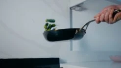 Saveur Selects Pannenset - Carbon Steel (Wokpan ø 35 Cm + Koekenpan ø 30 Cm) - Inductie En Alle Andere Warmtebronnen -Cuisine Et Table 1200x675 4