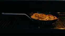 Saveur Selects Pannenset - Carbon Steel (Wokpan ø 35 Cm + Koekenpan ø 30 Cm) - Inductie En Alle Andere Warmtebronnen -Cuisine Et Table 1200x675 2