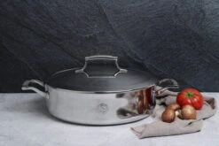 Saveur Selects Hapjespan Met Deksel Voyage - RVS - ø 30 Cm - Hoog - Zonder Anti-aanbaklaag -Cuisine Et Table 1200x800 1 1