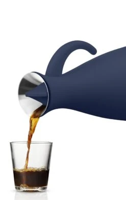 Eva Solo Thermoskan Classic Navy Blue 1 Liter -Cuisine Et Table 502804 Vacuum jug 100cl Navy blue pouring HIGH