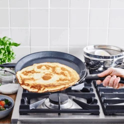 GreenPan Pannenkoekenpan Essentials - Zwart - ø 28 Cm - Keramische Anti-aanbaklaag 8 GreenPan Pannenkoekenpan Essentials - Zwart - ø 28 Cm - Keramische Anti-aanbaklaag -Cuisine Et Table 667b28b228ec1bc1005fc3d1a08875dcfcdbfa72 GP ESS BA Bd Pancakepan Large NS Lifestyle a 1