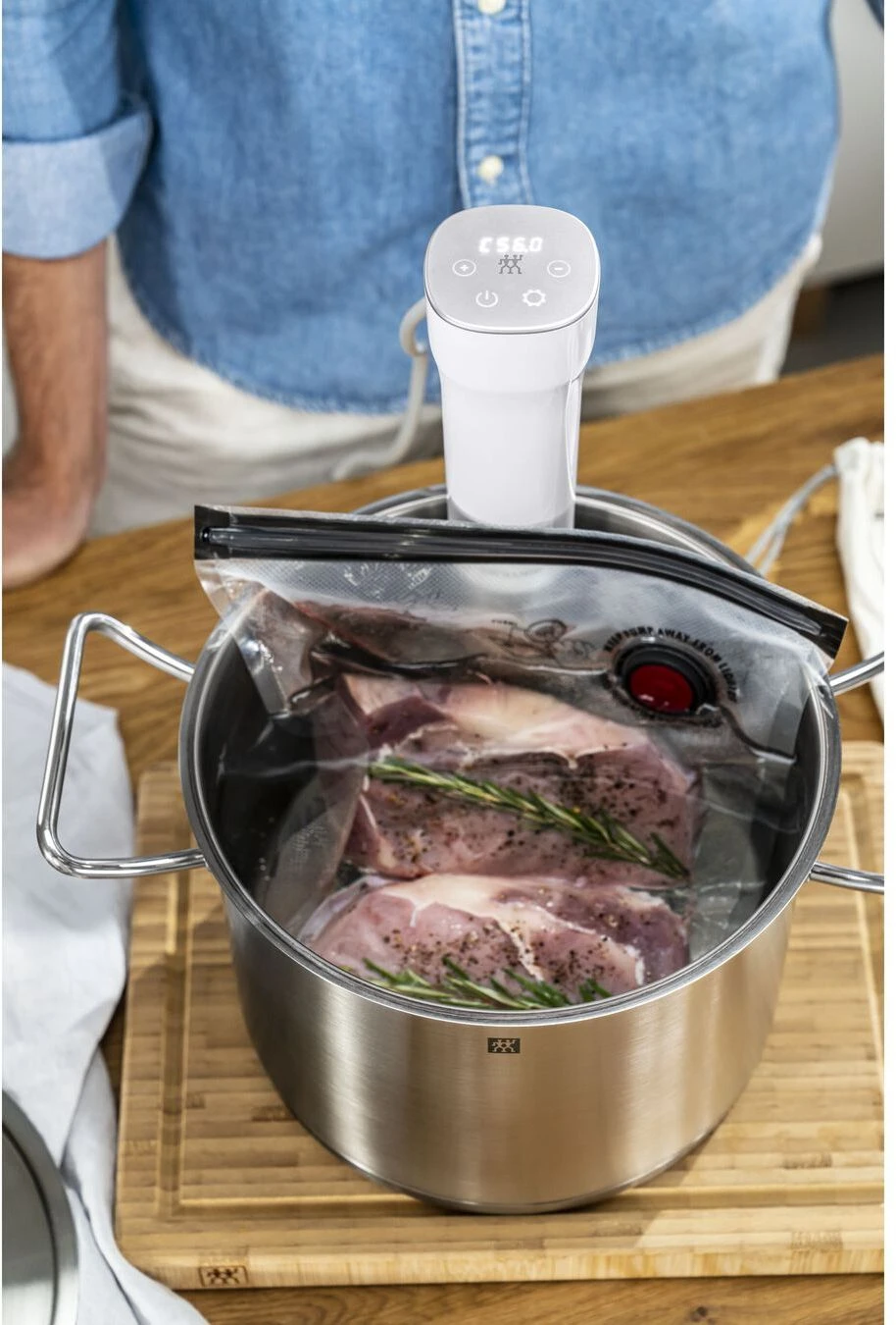 Zwilling Sous Vide Stick Enfinigy - Nauwkeurige Temperatuurinstelling - IPX7 Waterproof - Zilver/Wit 4 Zwilling Sous Vide Stick Enfinigy - Nauwkeurige Temperatuurinstelling - IPX7 Waterproof - Zilver/Wit - Image 2