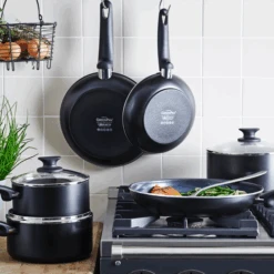GreenPan Hapjespan Met Deksel - Cambridge - Infinity Black - ø 24 Cm / 3.1 Liter - Keramische Anti-aanbaklaag -Cuisine Et Table 7b23e8eb285d1d6fbac8094cba95ce2d82df7107 GP CAM BA Bd KitchenSetting Lifestyle a5B15D