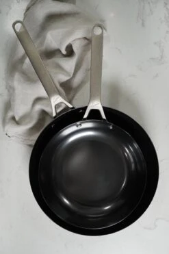 Saveur Selects Pannenset - Carbon Steel (Wokpan ø 35 Cm + Koekenpan ø 30 Cm) - Inductie En Alle Andere Warmtebronnen -Cuisine Et Table 800x1200 1