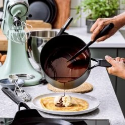 KitchenAid Steelpan Classic Forged - ø 16 Cm / 1.5 Liter - Keramische Anti-aanbaklaag 8 KitchenAid Steelpan Classic Forged - ø 16 Cm / 1.5 Liter - Keramische Anti-aanbaklaag -Cuisine Et Table 81QE255Mf6L. AC SL1500