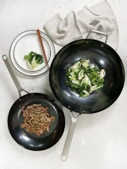 Saveur Selects Pannenset - Carbon Steel (Wokpan ø 35 Cm + Koekenpan ø 30 Cm) - Inductie En Alle Andere Warmtebronnen -Cuisine Et Table 899x1200