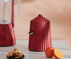 Alessi Citruspers Plissé - Elektrisch - Rood - Michele De Lucchi - MDL07 R -Cuisine Et Table Alessi Citruspers sfeer1