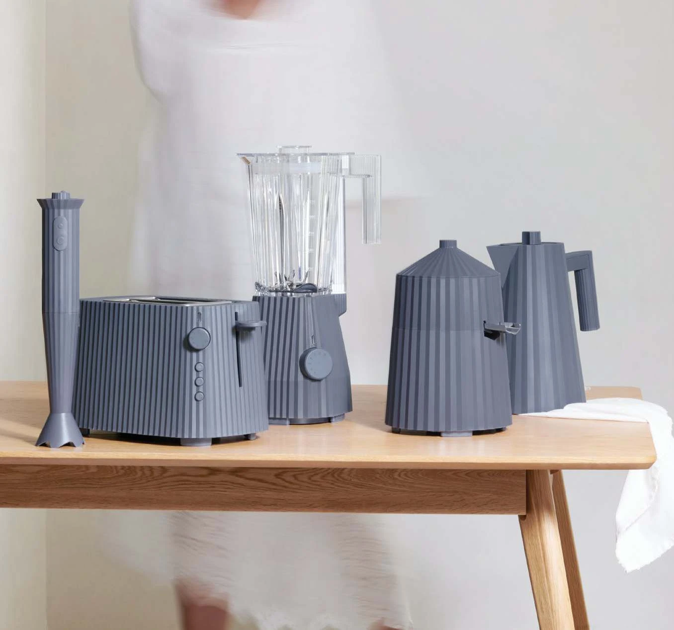 Alessi Tostiklemmen Voor Broodrooster Plissé - Grijs - Michele De Lucchi - MDL08RA G 4 Alessi Tostiklemmen Voor Broodrooster Plissé - Grijs - Michele De Lucchi - MDL08RA G - Image 2