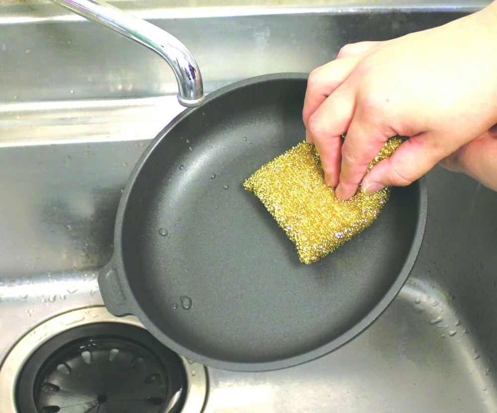 Blackwell Pannensponsje Goud 4 Blackwell Pannensponsje Goud - Image 2