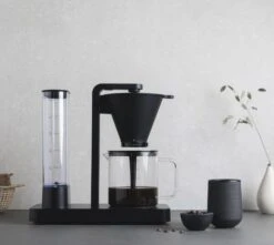 Wilfa Filter-koffiezetapparaat Performance Black - 1.25 Liter - WI602263 8 Wilfa Filter-koffiezetapparaat Performance Black - 1.25 Liter - WI602263 -Cuisine Et Table Coffee Brewer Performance WSPL 3B Environment LightBG Hor 638eed4ceb6577.05374313 1