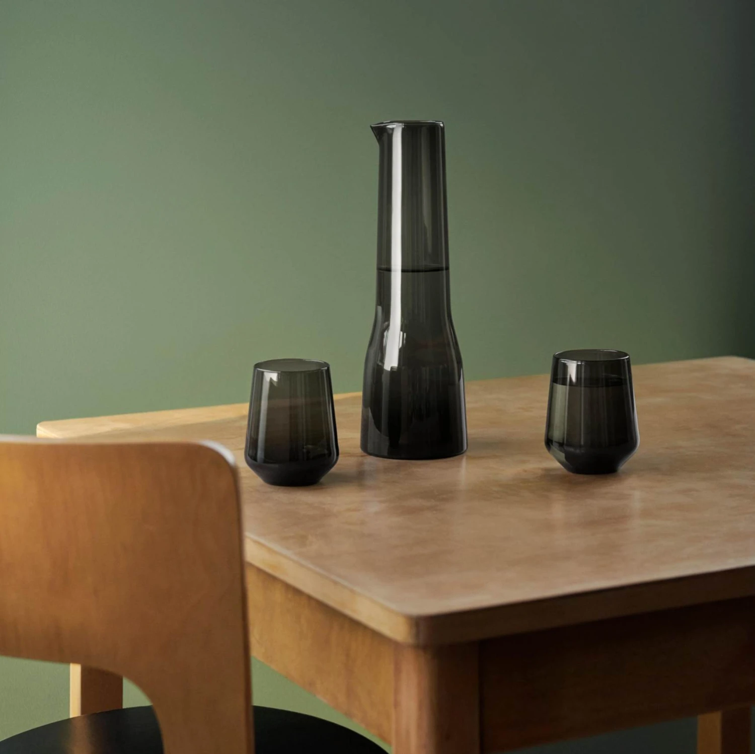 Iittala Karaf Essence - Donkergrijs - 1 Liter 4 Iittala Karaf Essence - Donkergrijs - 1 Liter - Image 2