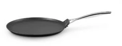 Le Creuset Pannenkoekenpan Les Forgées TNS - ø 24 Cm - Standaard Anti-aanbaklaag 12 Le Creuset Pannenkoekenpan Les Forgées TNS - ø 24 Cm - Standaard Anti-aanbaklaag -Cuisine Et Table LC 20190624 ZS PS FS 51106280010002 001