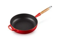 Le Creuset Hapjespan Signature - Kersenrood - ø 28 Cm / 3.6 Liter- Geëmailleerde Anti-aanbaklaag -Cuisine Et Table LC 20210721 HL PS FS 20259280600422 002