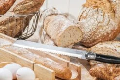 Laguiole Style De Vie Broodmes Zwart Met Stokbroodplank -Cuisine Et Table Laguiole broodmes met stokbroodplank zwart sf gr 6