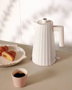 Alessi Waterkoker Plissé - Droogkookbeveiliging - Wit - Michele De Lucchi - 1.7 Liter - MDL06 W -Cuisine Et Table MDL06W 2 A4 3500pxl