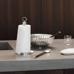 Georg Jensen Saladebestek Bernadotte - Black Oak -Cuisine Et Table OnModel GJ AW20 HOME BERNADOTTE KITCHENROLLHOLDER 1200x1200