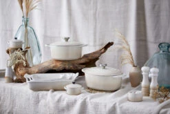 Le Creuset Braadpan Signature - Meringue - ø 26 Cm / 5.3 Liter 10 Le Creuset Braadpan Signature - Meringue - ø 26 Cm / 5.3 Liter -Cuisine Et Table RS9584 New Meringue Range Shot f2.8 RETOUCHED lpr