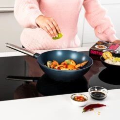 Westinghouse Wokpan Performance - Bravery Blue - ø 28 Cm - Standaard Anti-aanbaklaag 21 Westinghouse Wokpan Performance - Bravery Blue - ø 28 Cm - Standaard Anti-aanbaklaag -Cuisine Et Table WCCW0095028BL 13