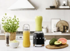 SMEG Smoothie Blender - Compact - Zwart - 600 Ml - PBF01BLEU -Cuisine Et Table WEB PBF01BLEU L03.jpg