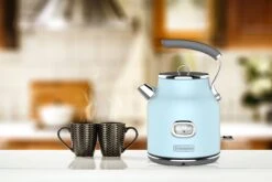 Westinghouse Waterkoker Retro Collections - 2200 W - Blauw - 1.7 Liter - WKWKH148BU -Cuisine Et Table WKWKH148BU Electric Kettle Retro BLUE Lifestyle scaled 1