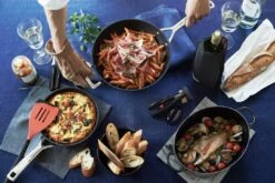 Le Creuset Sauteerpan Les Forgées TNS - ø 26 Cm / 2.7 Liter - Standaard Anti-aanbaklaag -Cuisine Et Table le creuset sauteerpan 26cm sfeer pannen