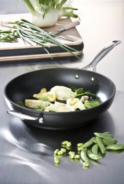 Le Creuset Sauteerpan Les Forgées TNS - ø 30 Cm / 3.7 Liter - Standaard Anti-aanbaklaag -Cuisine Et Table le creuset sauteerpan 28cm eten