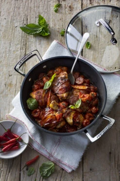 Le Creuset Hapjespan Met Deksel - Les Forgées TNS - ø 24 Cm / 2.3 Liter - Standaard Anti-aanbaklaag -Cuisine Et Table le creuset sauteerpan met deksel 24cm sfeer2