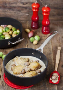 Le Creuset Hapjespan Les Forgées TNS - ø 24 Cm / 3.3 Liter - Standaard Anti-aanbaklaag -Cuisine Et Table le creuset sauteerpan recht 24cm sfeer