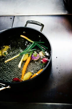 Le Creuset Hapjespan Les Forgées TNS - ø 26 Cm / 4 Liter - Standaard Anti-aanbaklaag -Cuisine Et Table le creuset sauteerpan recht 26cm eten