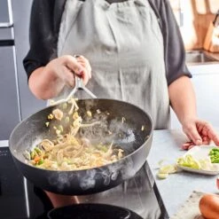 Demeyere Wokpan Alu Plus 3 - Duraslide - ø 28 Cm - Standaard Anti-aanbaklaag -Cuisine Et Table pdp masonry content aluplus3 duraslide heating up quickly 750x750