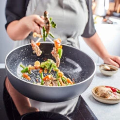 Demeyere Wokpan Alu Plus 3 - Ceraforce - ø 28 Cm - Keramische Anti-aanbaklaag -Cuisine Et Table pdp masonry content aluplus3 swok without sticking 750x750