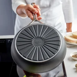 Demeyere Hapjespan Alu Pro 5 - Duraslide Titanium - ø 24 Cm / 3.2 Liter - Standaard Anti-aanbaklaag -Cuisine Et Table pdp masonry content demeyere radiant 750x750