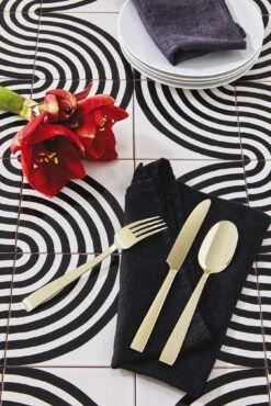 Sambonet Bestekset Flat - Champagne - 24 Delig / 6 Personen 10 Sambonet Bestekset Flat - Champagne - 24 Delig / 6 Personen -Cuisine Et Table sambonet bestekset flat champagne sfeer3