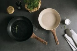 Sambonet Wokpan Rock 'n' Rose - Creme - ø 28 Cm - Standaard Anti-aanbaklaag -Cuisine Et Table sambonet pannen rock n rose sfeer2 2