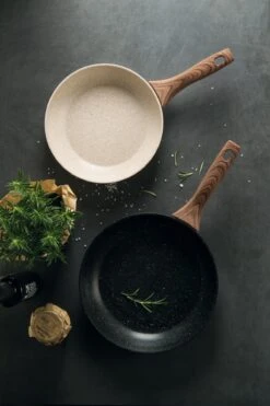 Sambonet Wokpan Rock 'n' Rose - Zwart - ø 28 Cm - Standaard Anti-aanbaklaag -Cuisine Et Table sambonet pannen rock n rose sfeer3