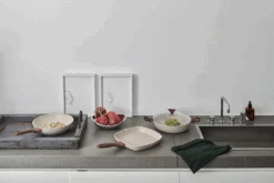 Sambonet Grillpan Rock 'n' Rose - Creme - 28 X 28 Cm - Standaard Anti-aanbaklaag 9 Sambonet Grillpan Rock 'n' Rose - Creme - 28 X 28 Cm - Standaard Anti-aanbaklaag -Cuisine Et Table sambonet rock n rose sfeer4 1