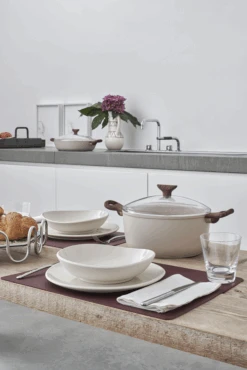 Sambonet Braadpan Rock 'n' Rose - Creme - ø 24 Cm / 4.5 Liter - Standaard Anti-aanbaklaag -Cuisine Et Table sambonet rock n rose sfeer7