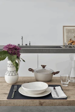 Sambonet Braadpan Rock 'n' Rose - Creme - ø 24 Cm / 4.5 Liter - Standaard Anti-aanbaklaag -Cuisine Et Table sambonet rock n rose sfeer9