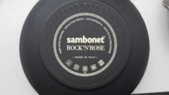 Sambonet Braadpan Rock 'n' Rose - Creme - ø 24 Cm / 4.5 Liter - Standaard Anti-aanbaklaag -Cuisine Et Table sambonet rock n rose achterkant 1 1