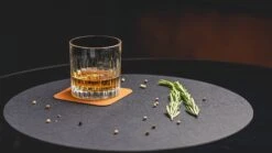 Jay Hill Onderzetters - Vegan Leer - Zwart / Cognac - Dubbelzijdig - 10 X 10 Cm - 6 Stuks -Cuisine Et Table sfeer 11 2