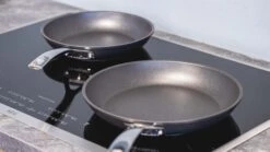 Le Creuset Koekenpannenset Les Forgées TNS - ø 24 En 28 Cm - Standaard Anti-aanbaklaag -Cuisine Et Table sfeer 1 2